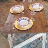 Table de ferme rustique patinée sur de lourds tréteaux
