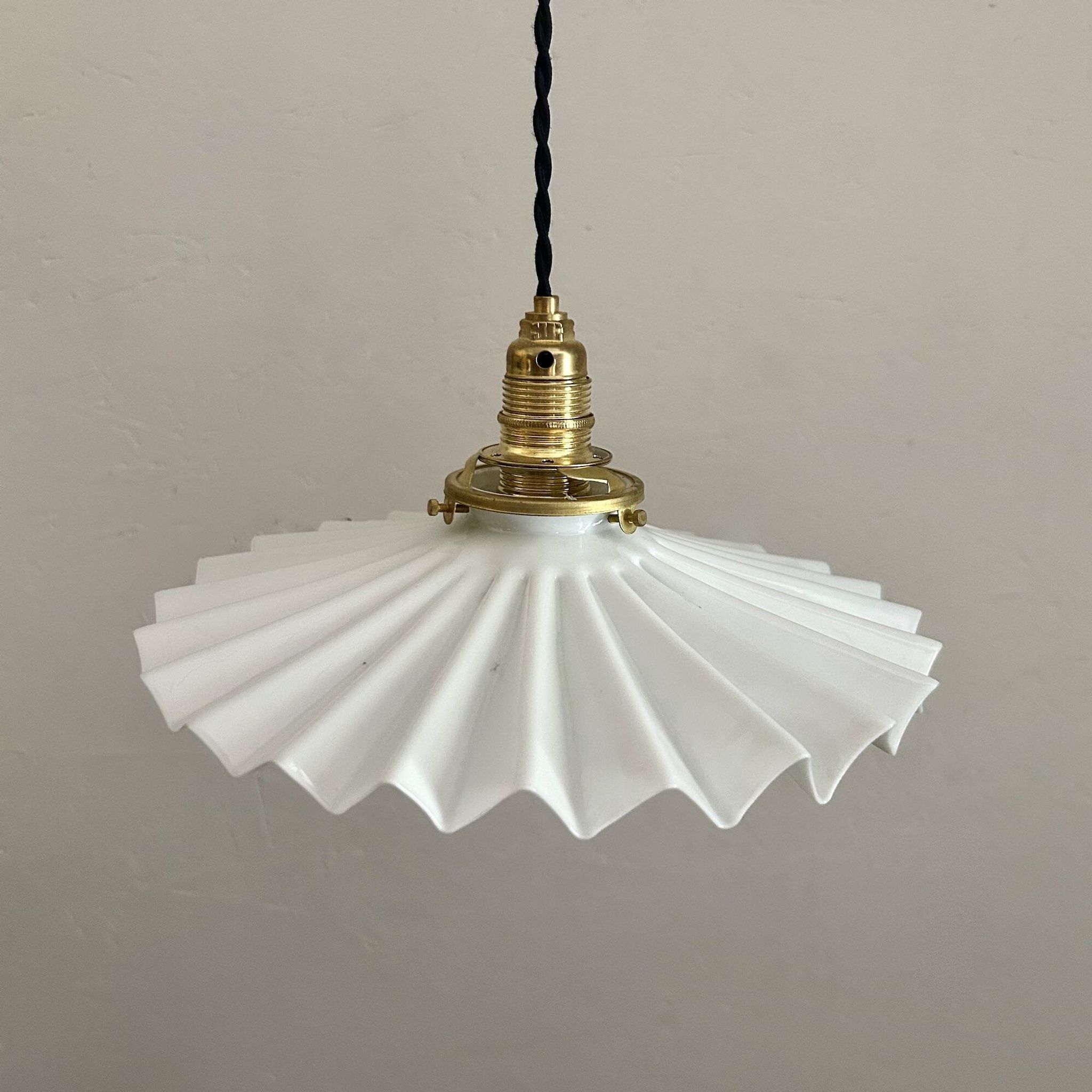 trio de suspensions en opaline crénelée
