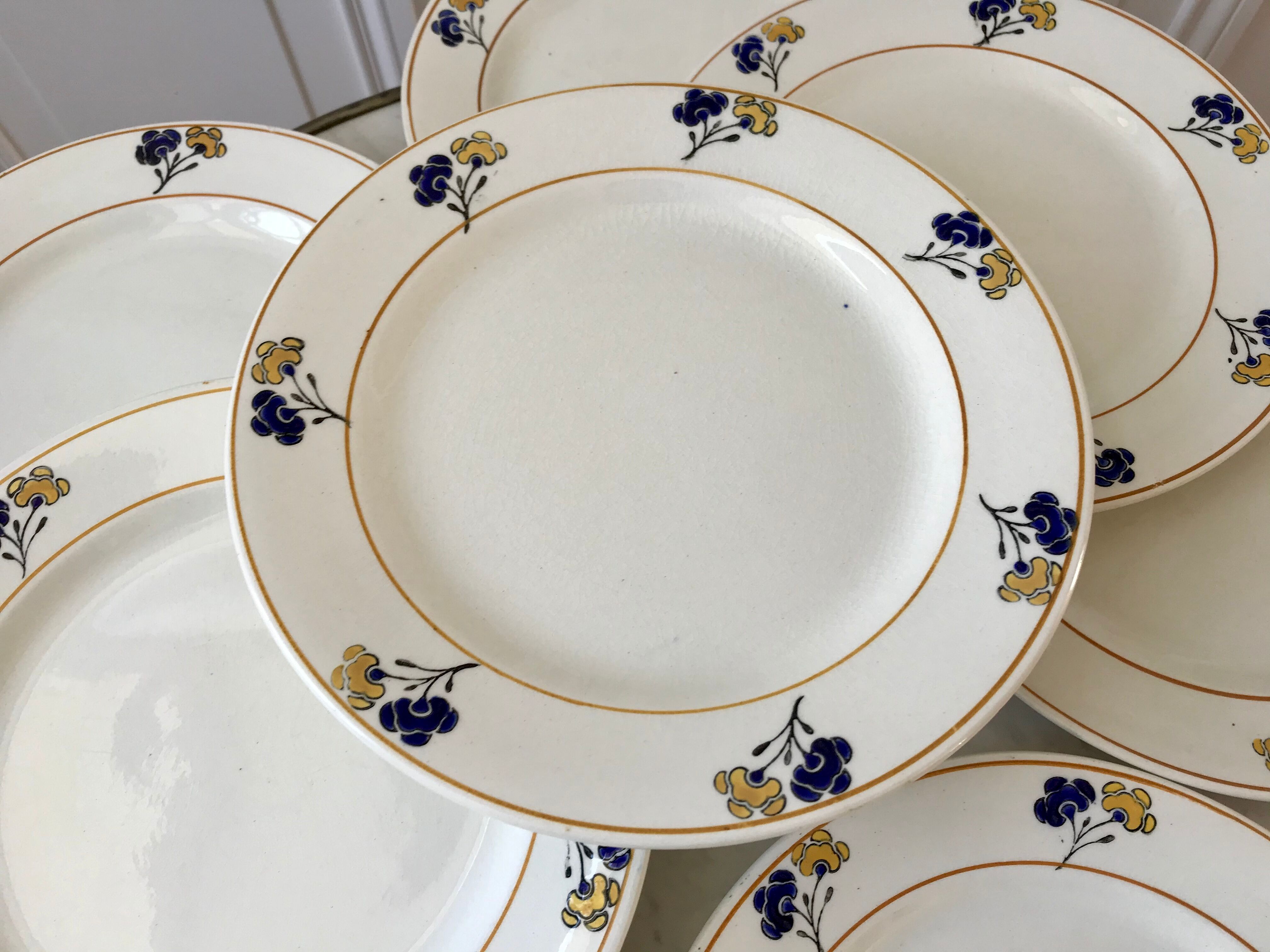 Lot de 7 assiettes plates Terre de Fer modèle "Romeo" début XXème