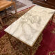 Table basse laiton et marbre blanc style Louis XVI