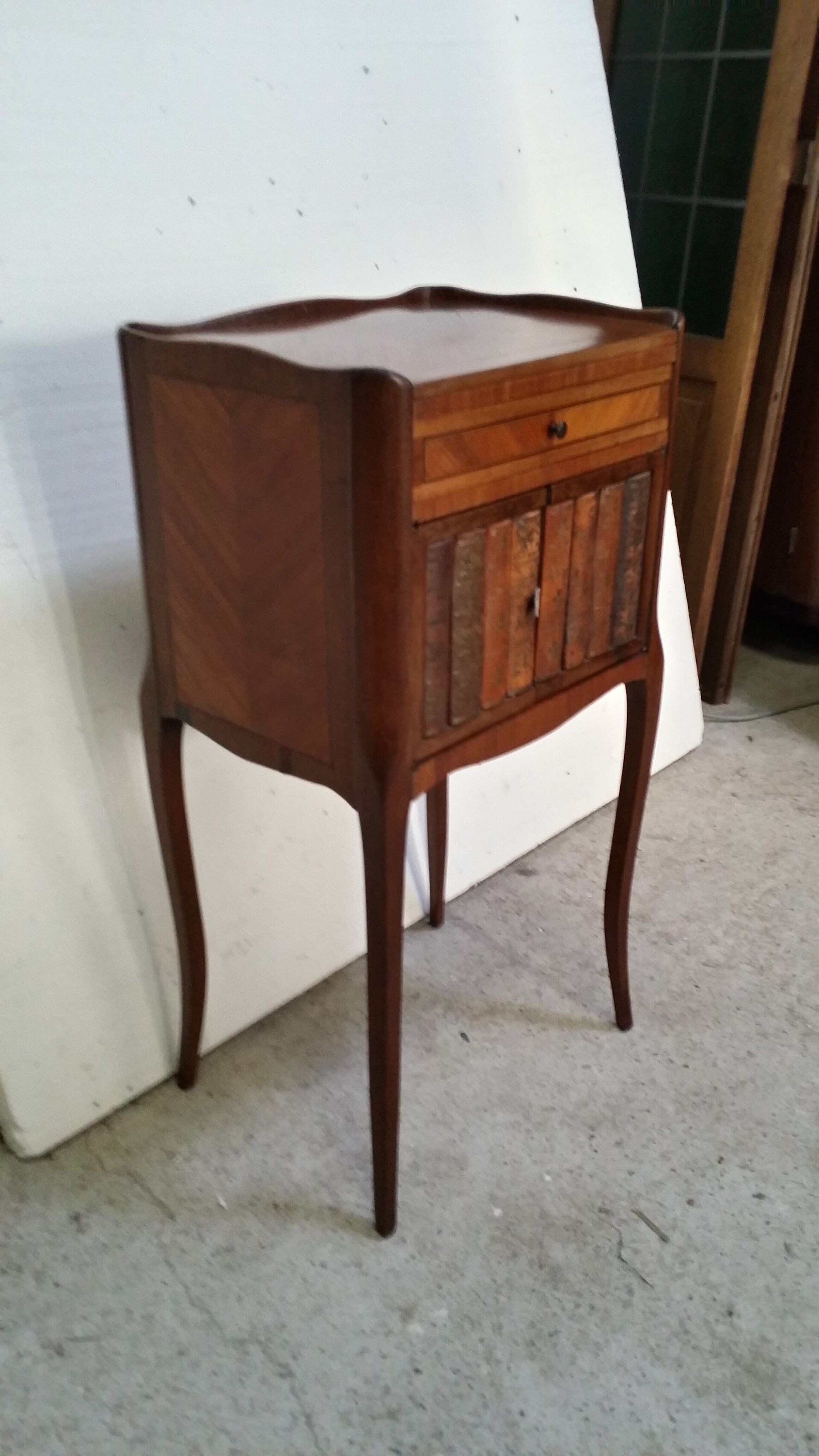 chest of drawers of vestibule where entrance hall