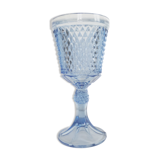 Vase sur pied en verre violet