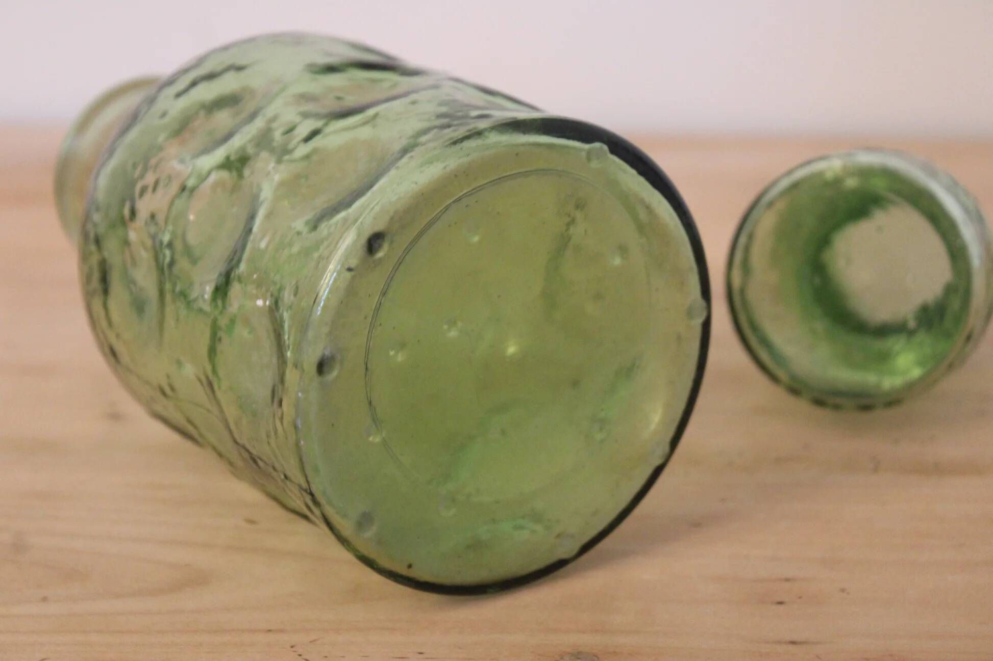 Carafe vintage en verre vert texturé avec bouchon assorti – H25 cm