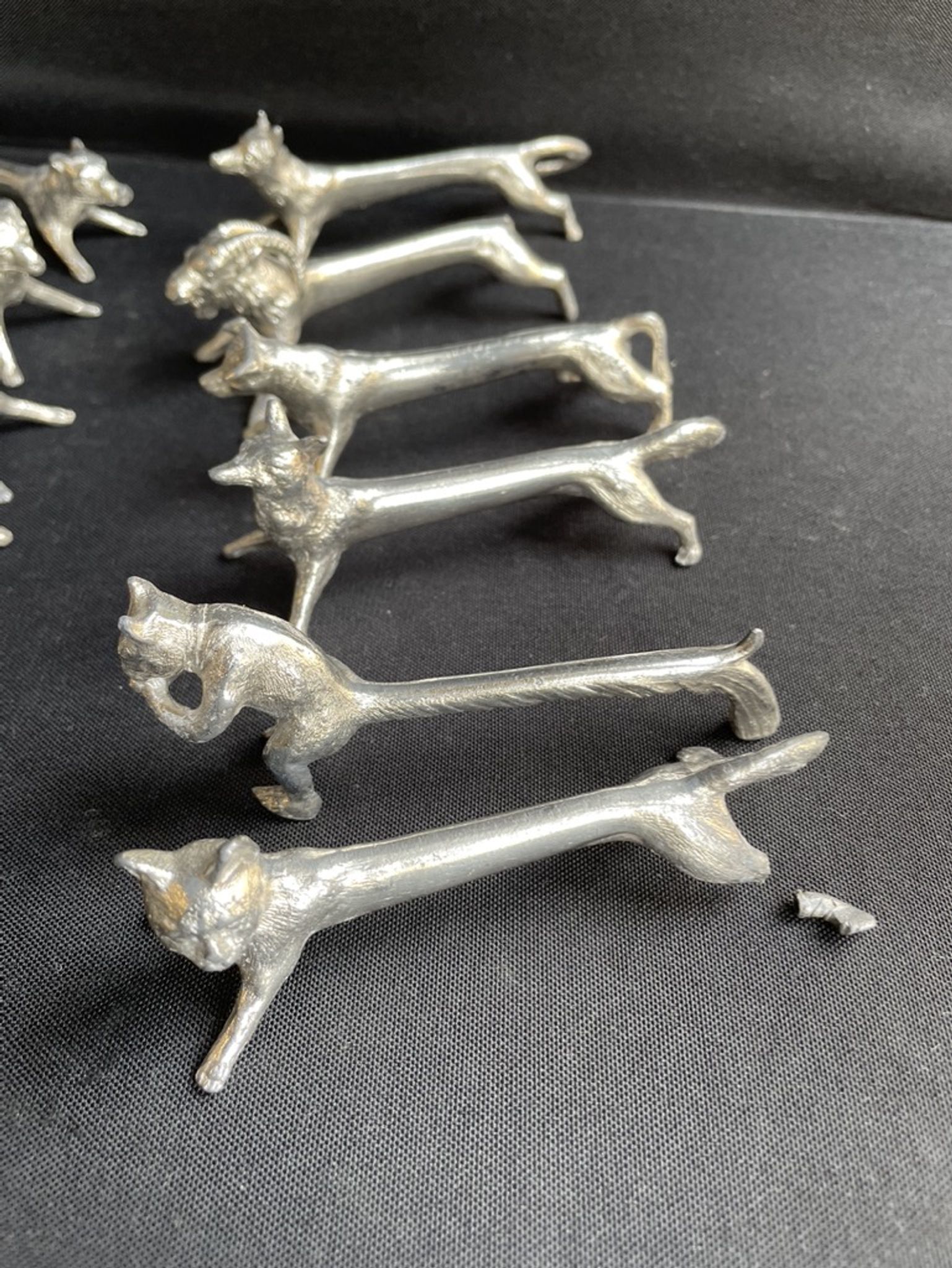 12 animal knife holders in tin