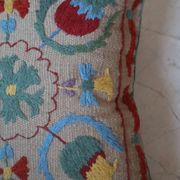 Coussin suzani gris clair motifs brodés colorés