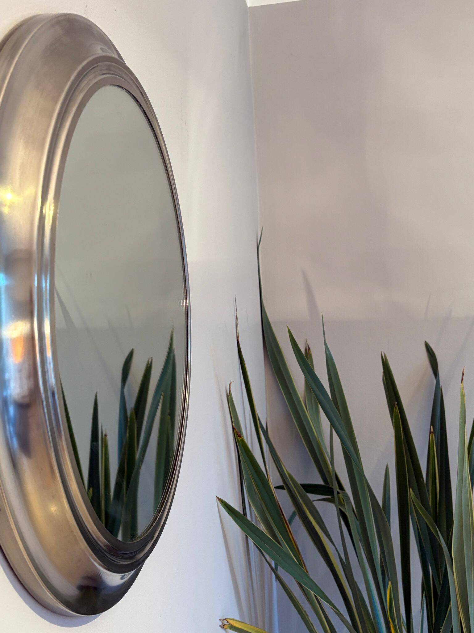 Miroir rond en métal , Italie années 1970