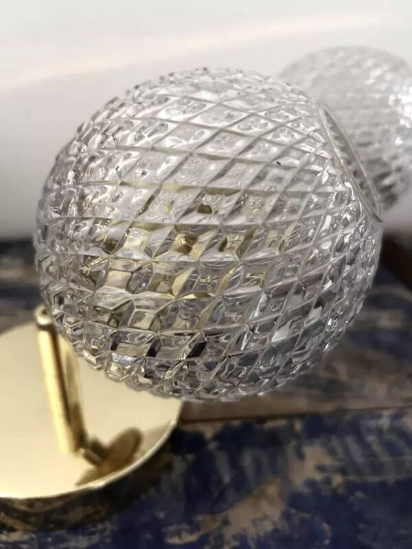 Paire d’appliques murales globes ciselés