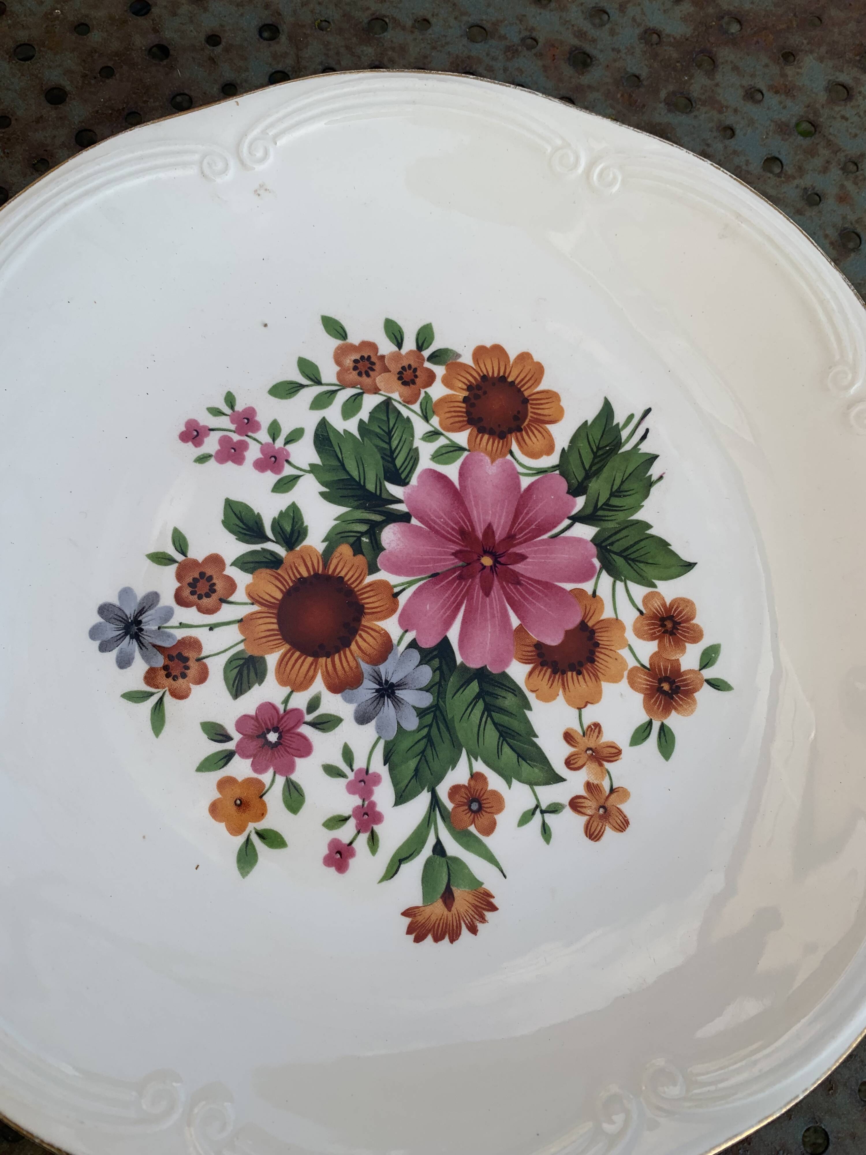 Plat a gateaux en faience, GIEN France, motif floral, fleurs très colorées, art de la table, vintage