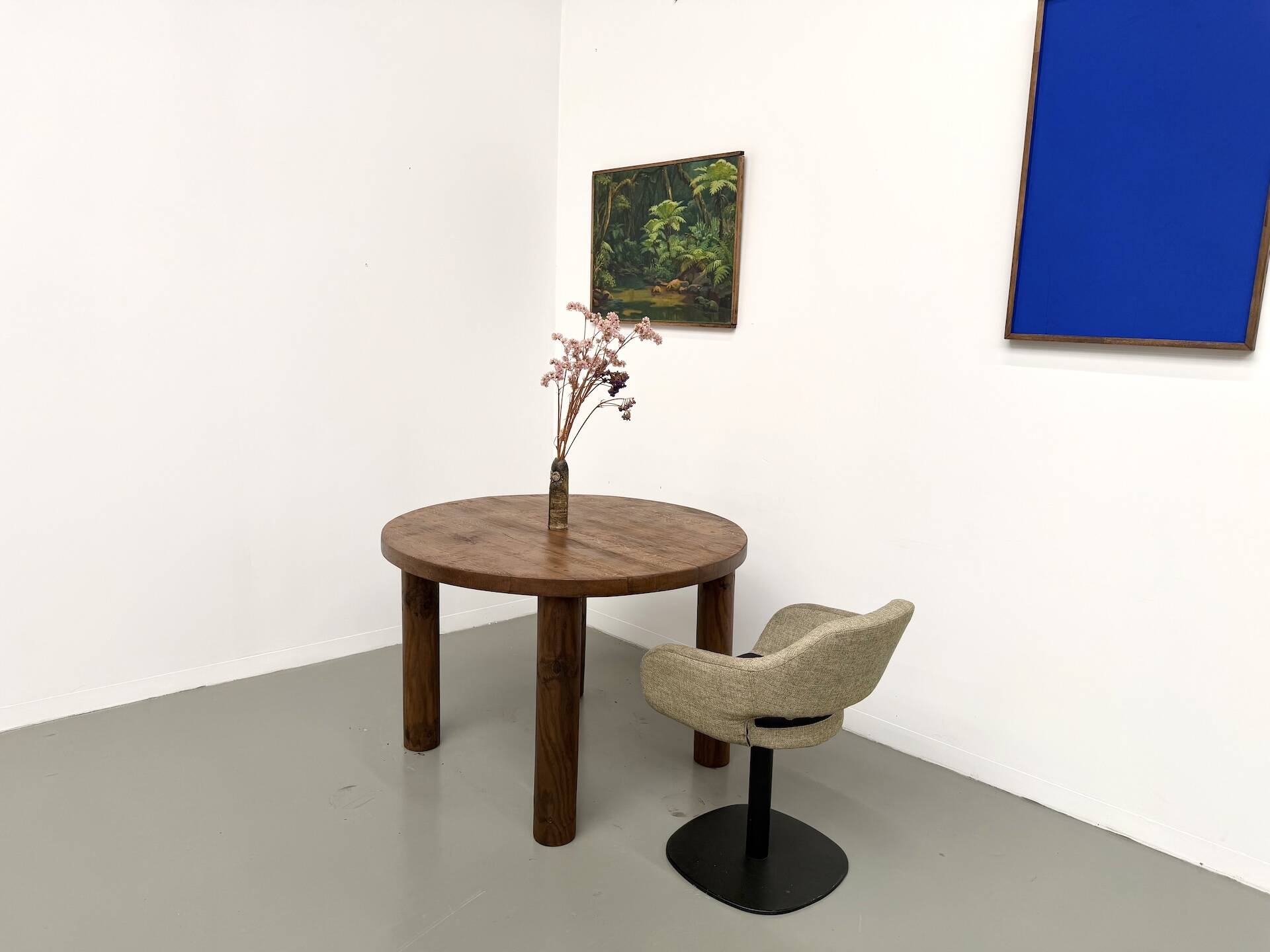 Table ronde moderniste chêne massif, piètement cylindrique pin, DLG Perrian