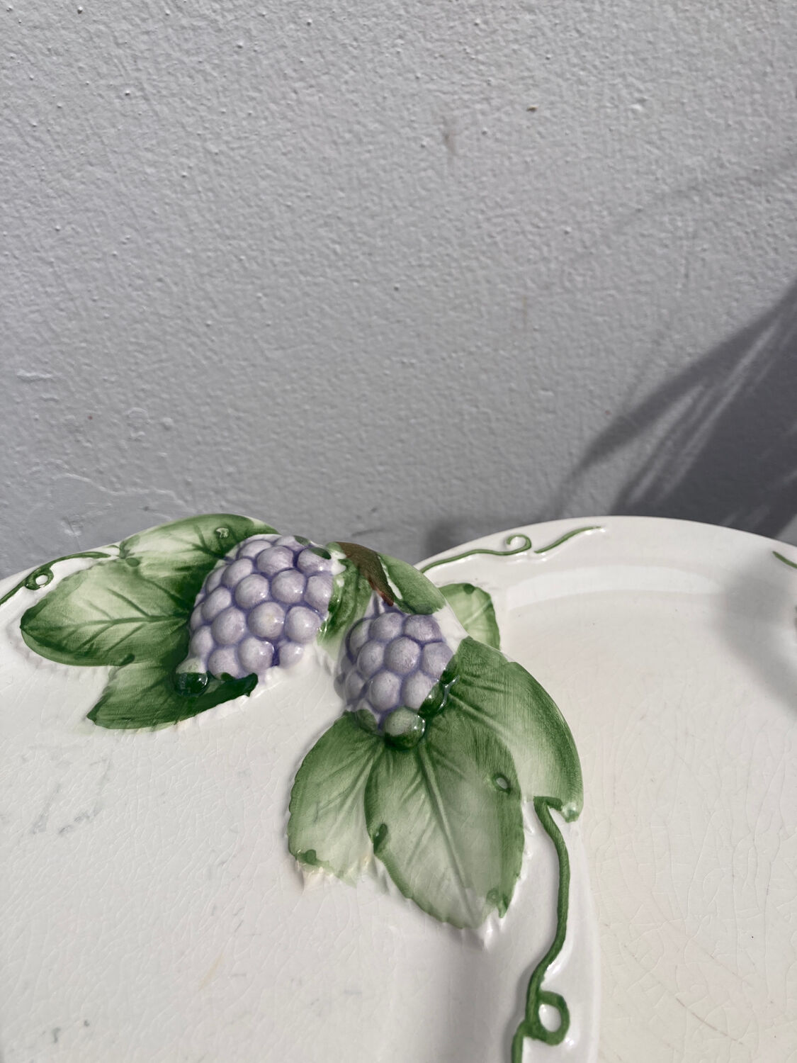 4 assiettes à dessert blanches en barbotine de raisin vintage Japon