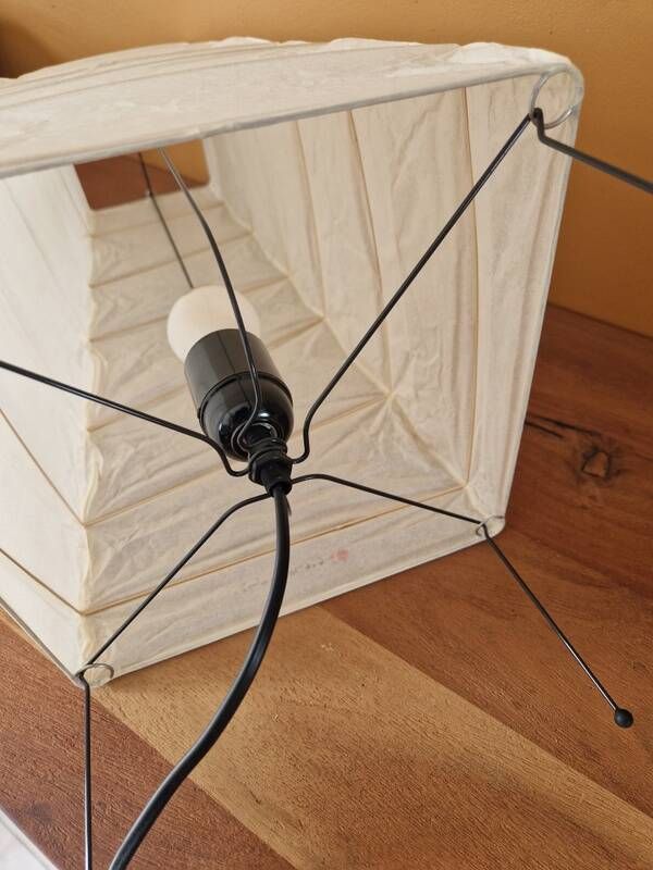 Isamu Noguchi (1904-1988) - Paire de lampes en papier et métal noir - 4N