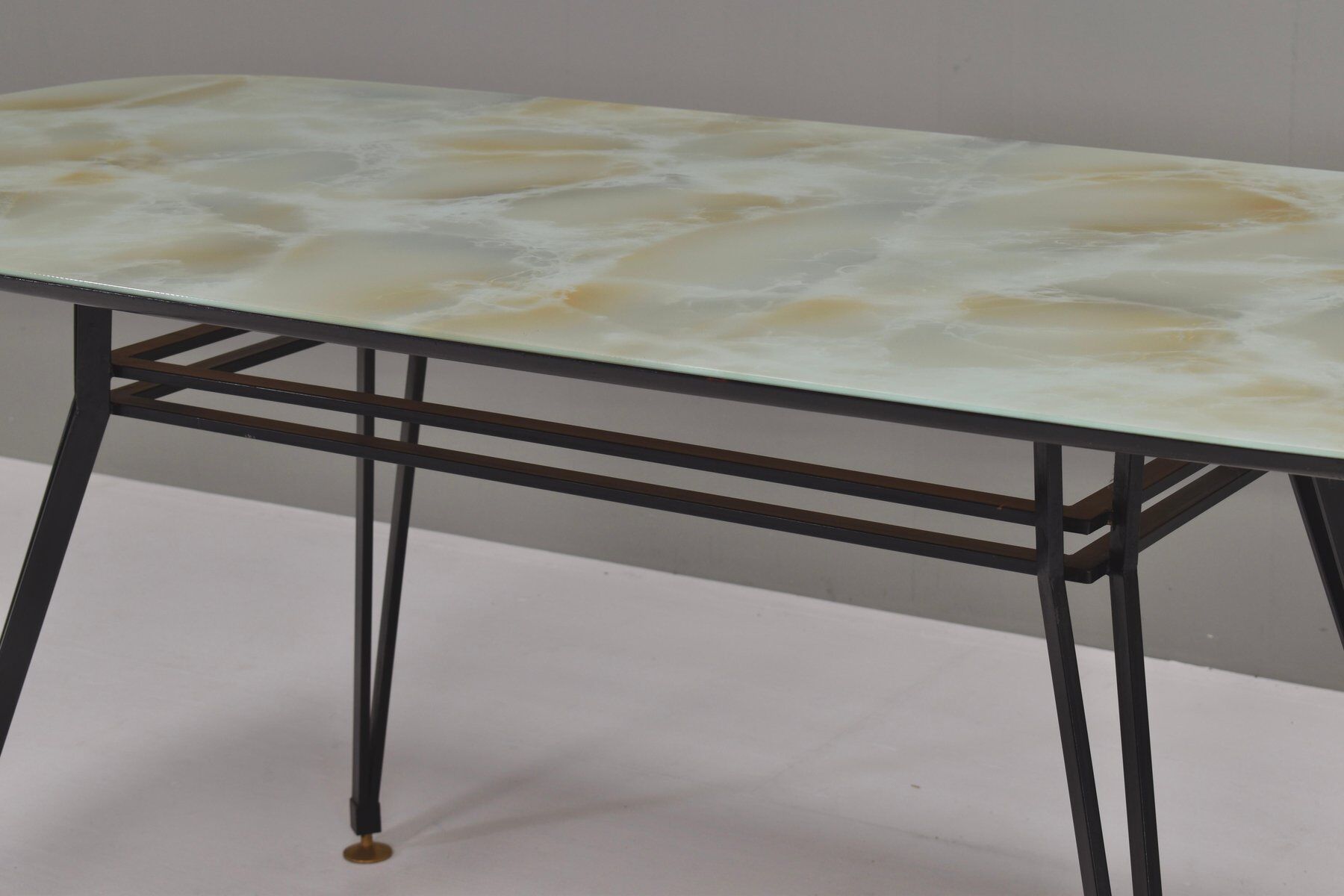 Table à manger italienne avec base en métal et plateau en verre et laiton, années 1950.