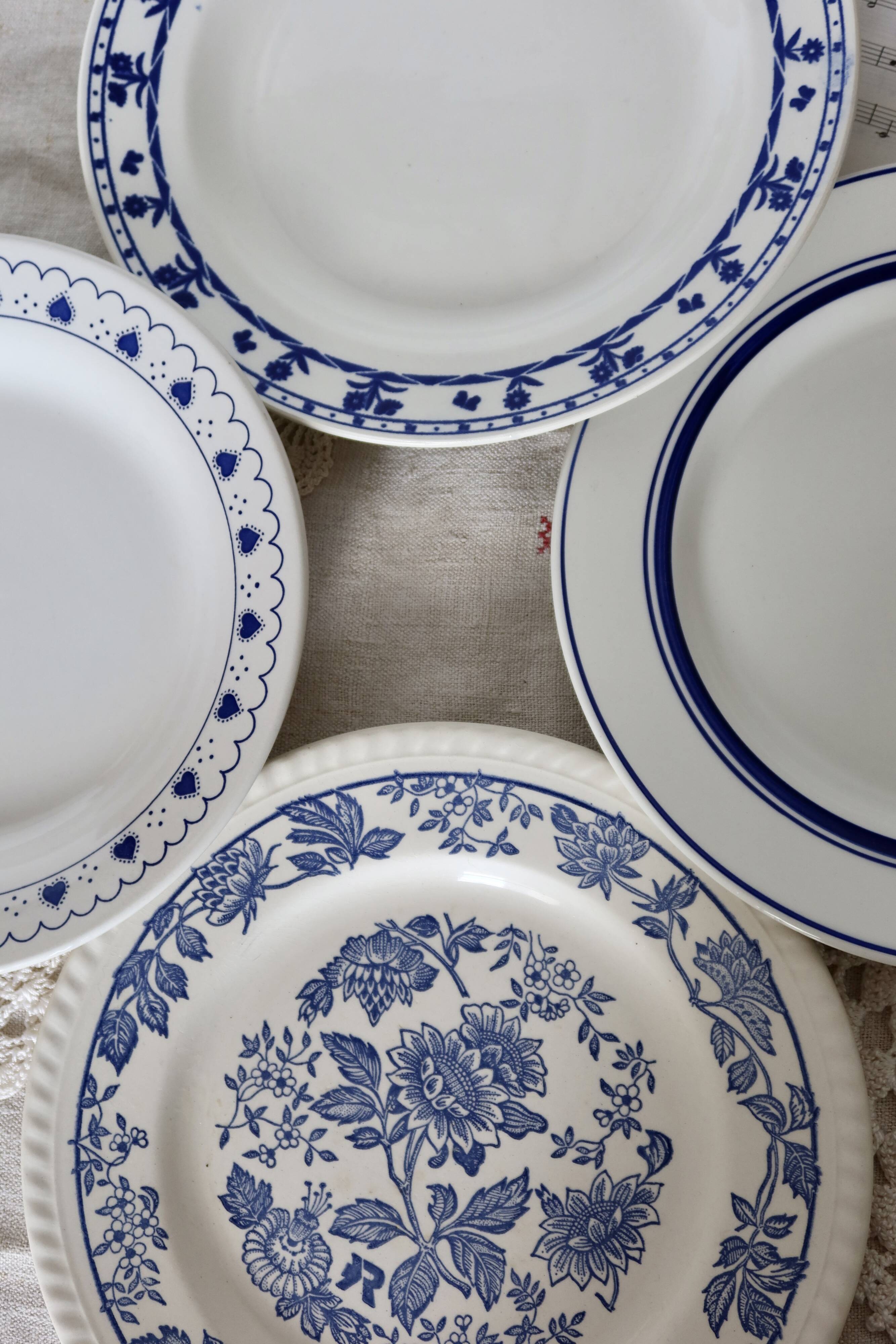 4 vintage mismatched flat plates in blue and white earthenware porcelain - Lot Emma