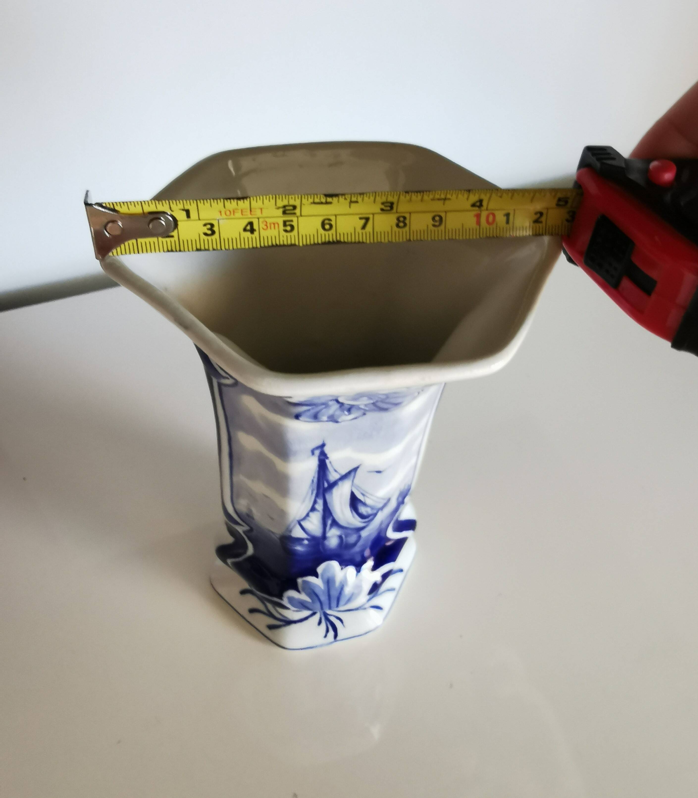 Pair of Dutch jarrones – ceramica delft