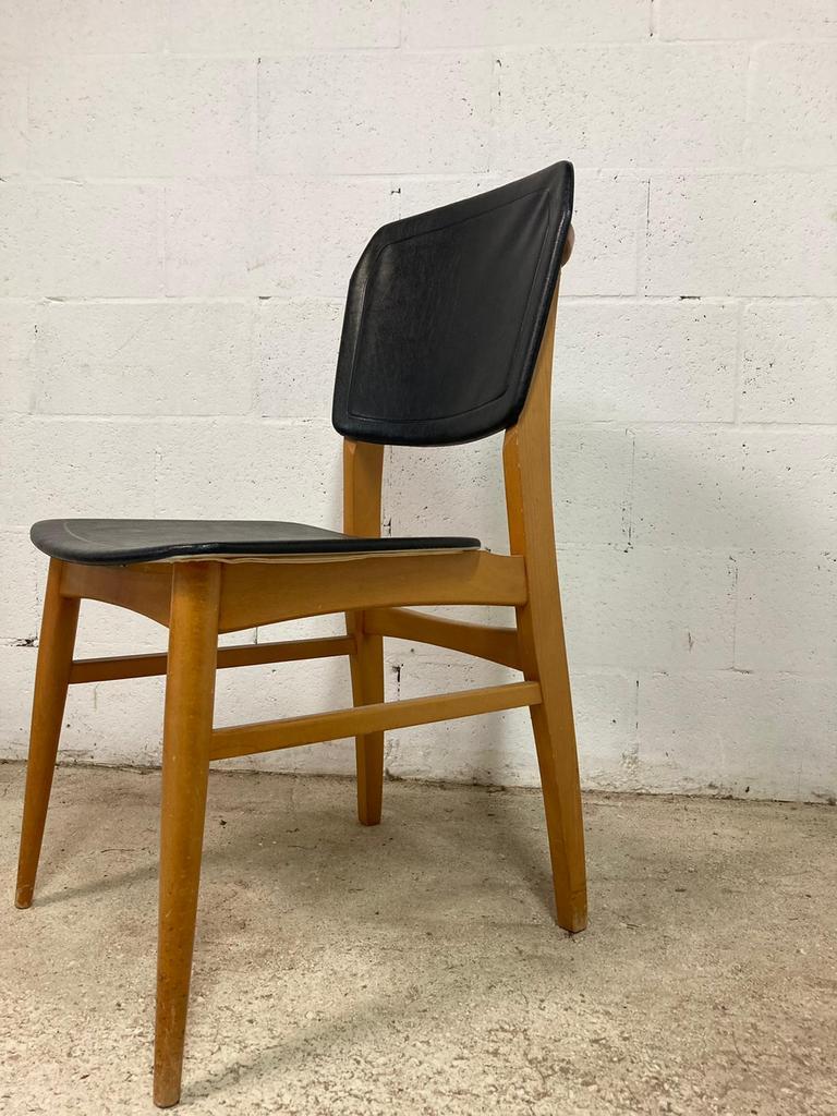 Chaise vintage : bois et cuir skai noir