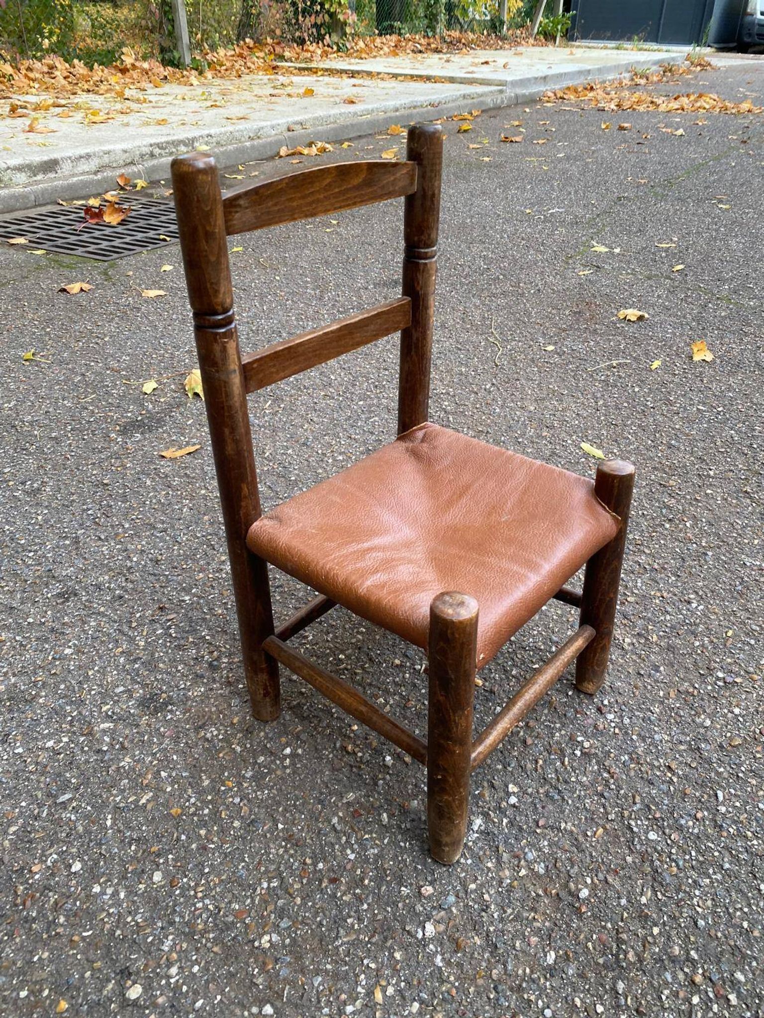 Children's chair made of solid wood and genuine leather