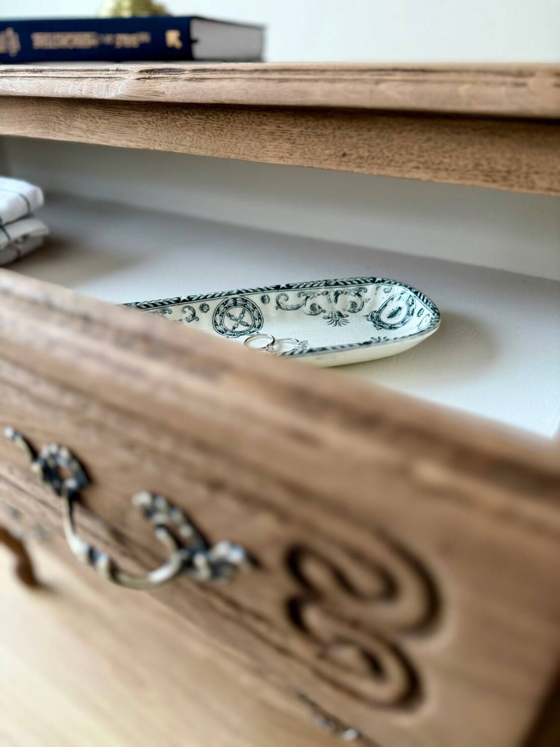 Beautiful renovated wooden chest of drawers - 4 drawers