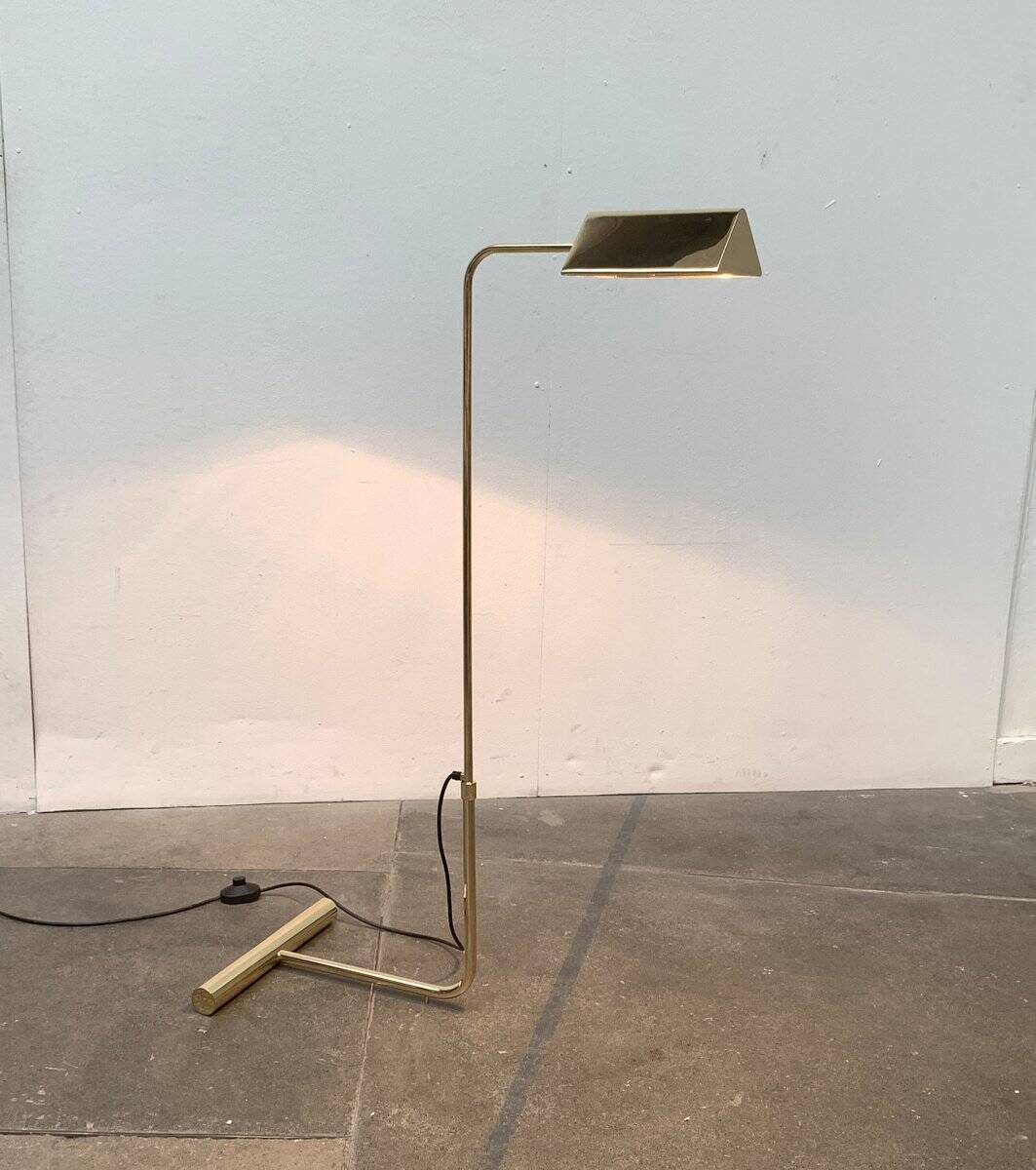 Mid-century floor lamp with counterweight in brass, 1960s