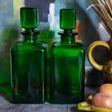 Duo de flacons-carafes en verre vert vintages