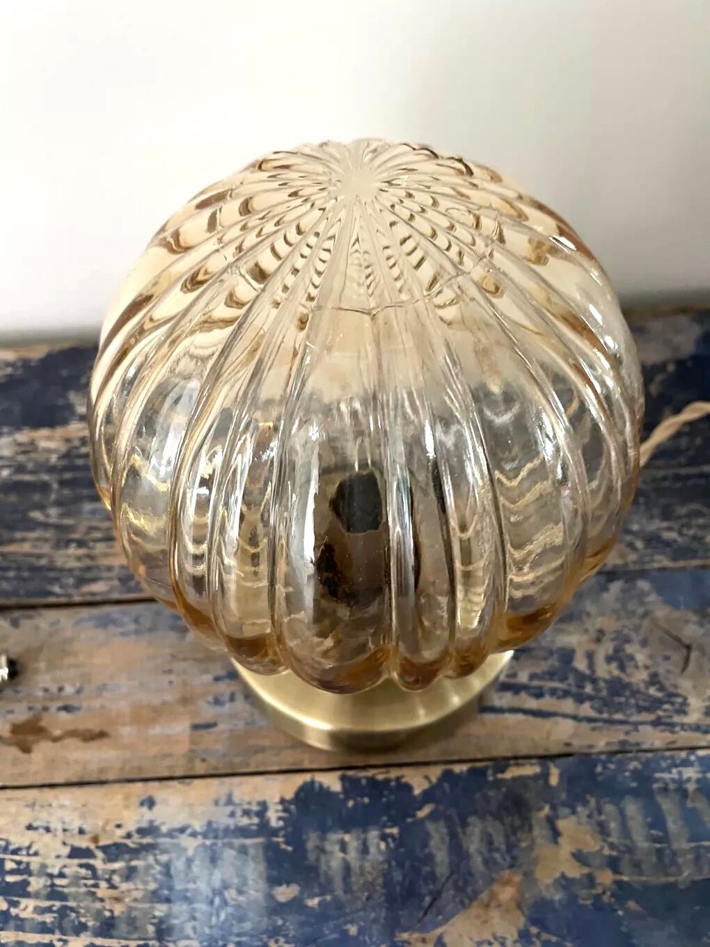 Lampe globe vintage doré électrifiée à neuf