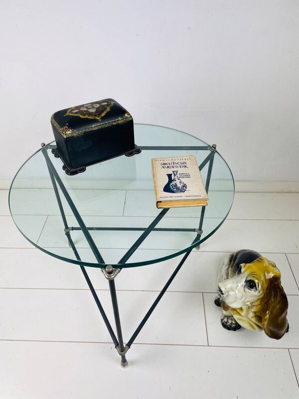Table d'appoint ronde vintage. Table basse ronde en verre épais. Table de design industriel robuste.