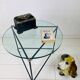 Table d'appoint ronde vintage. Table basse ronde en verre épais. Table de design industriel robuste.