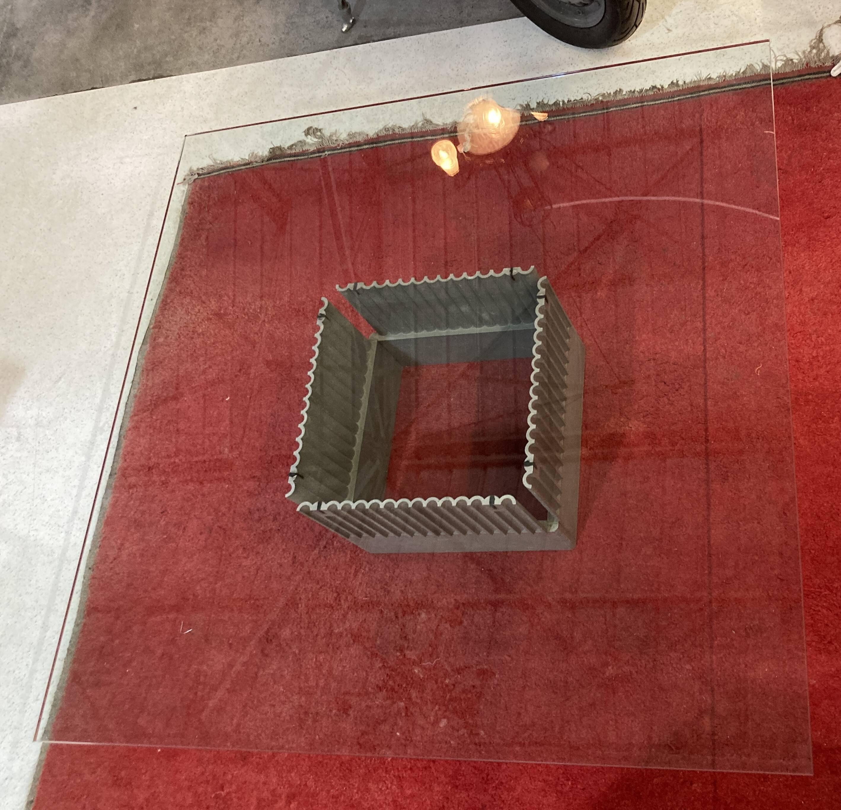 Designer coffee table in metal and glass top (120x120cm)