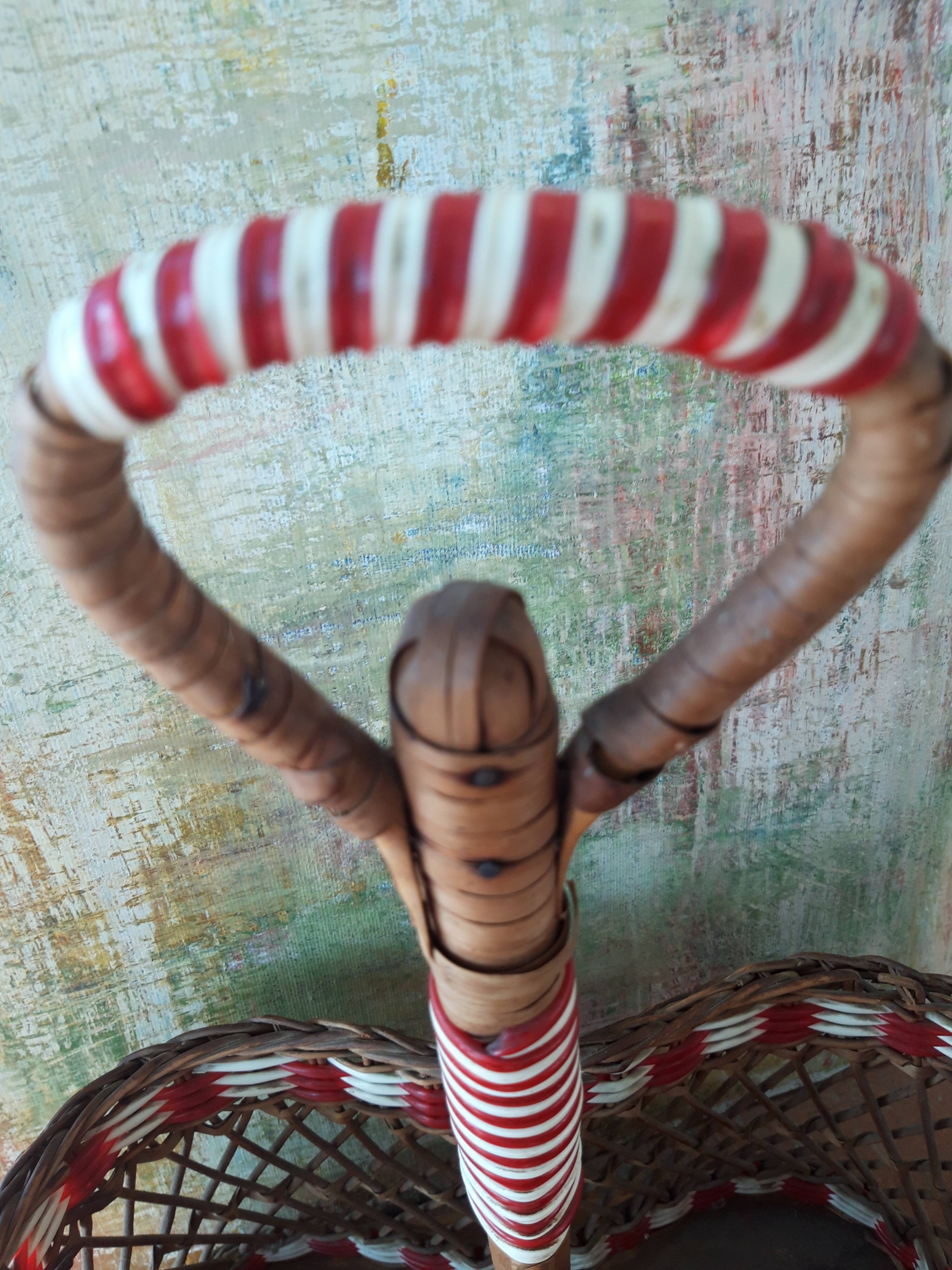 Bottle holder in braided wicker, rattan and scoubidou