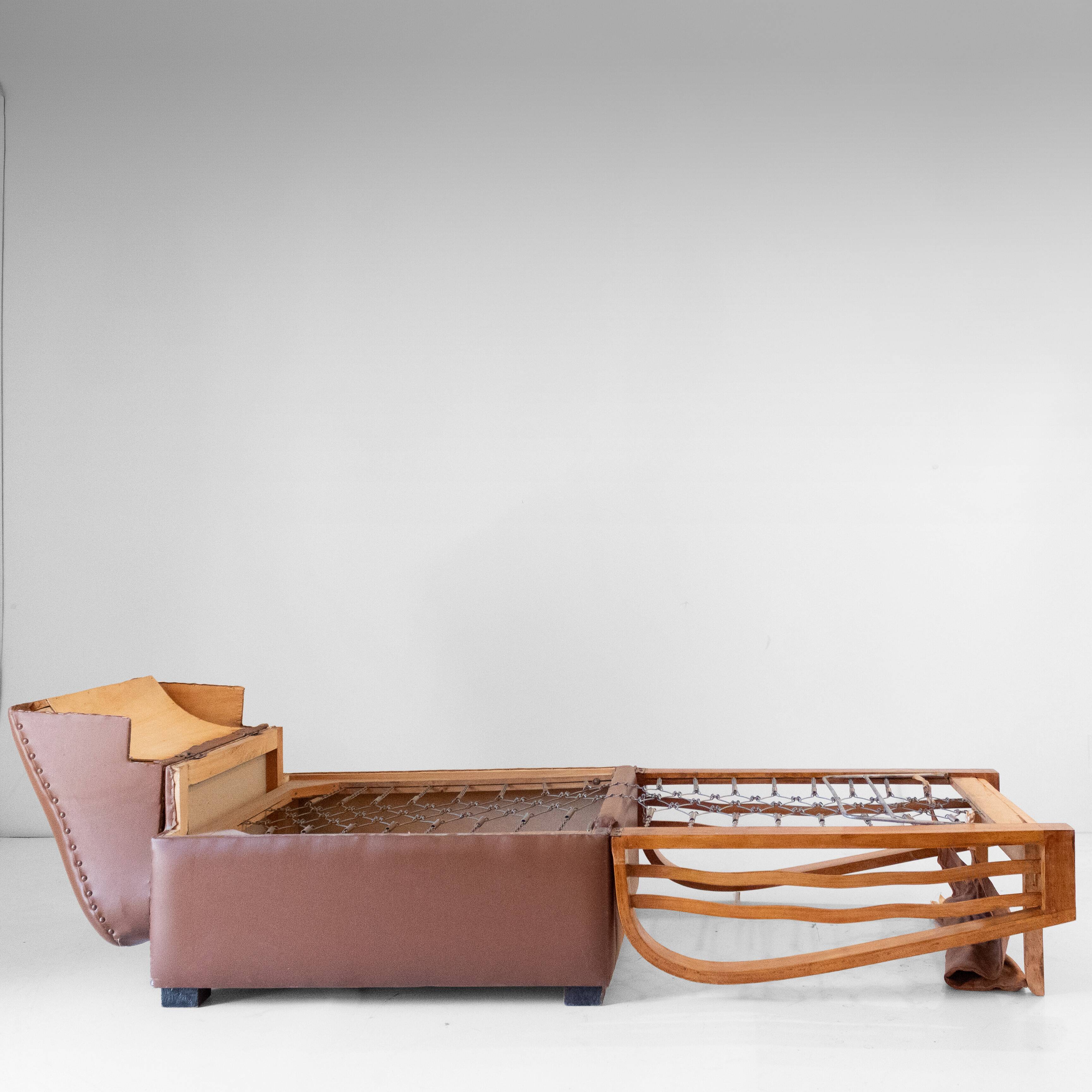 Fauteuil convertible Art Déco italien en éco-cuir marron.