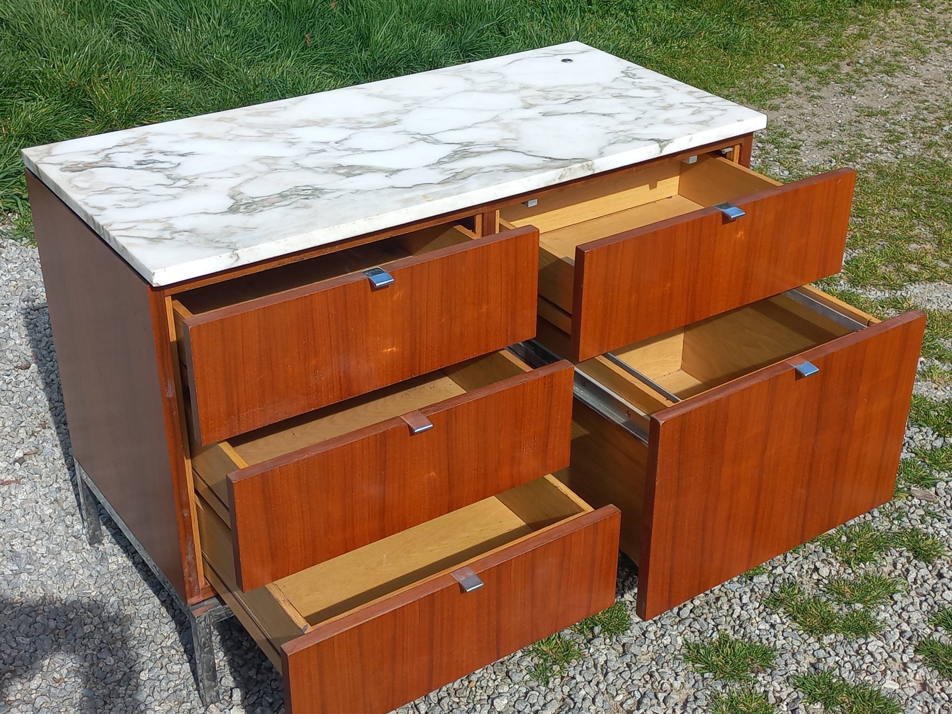 Florence Knoll buffet in wood and marble with chrome legs from the 1970s.