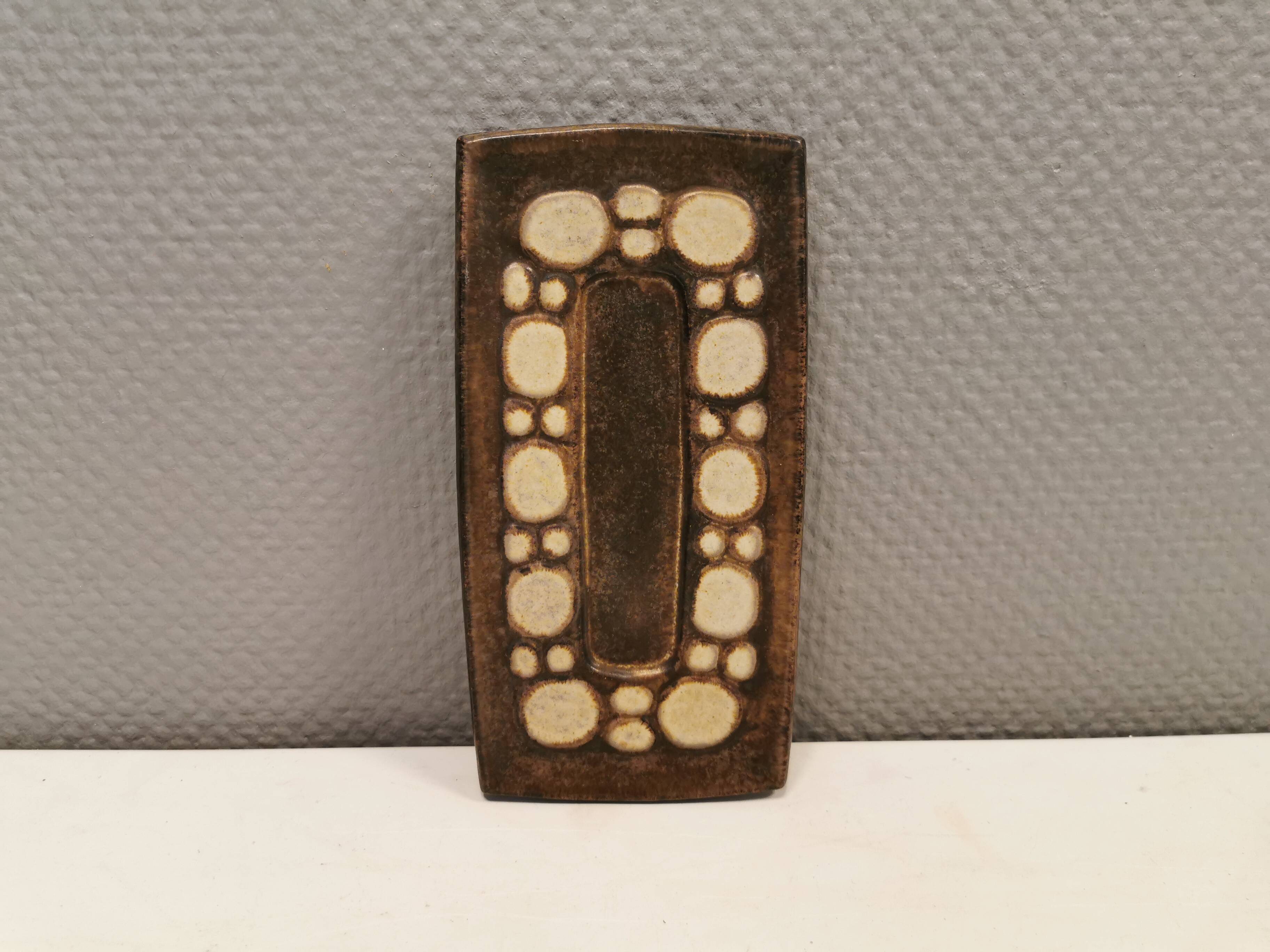 Petit plat vintage conçu et réalisé par Marianne Stark (MS) pour Michael Andersen ceramics Danemark