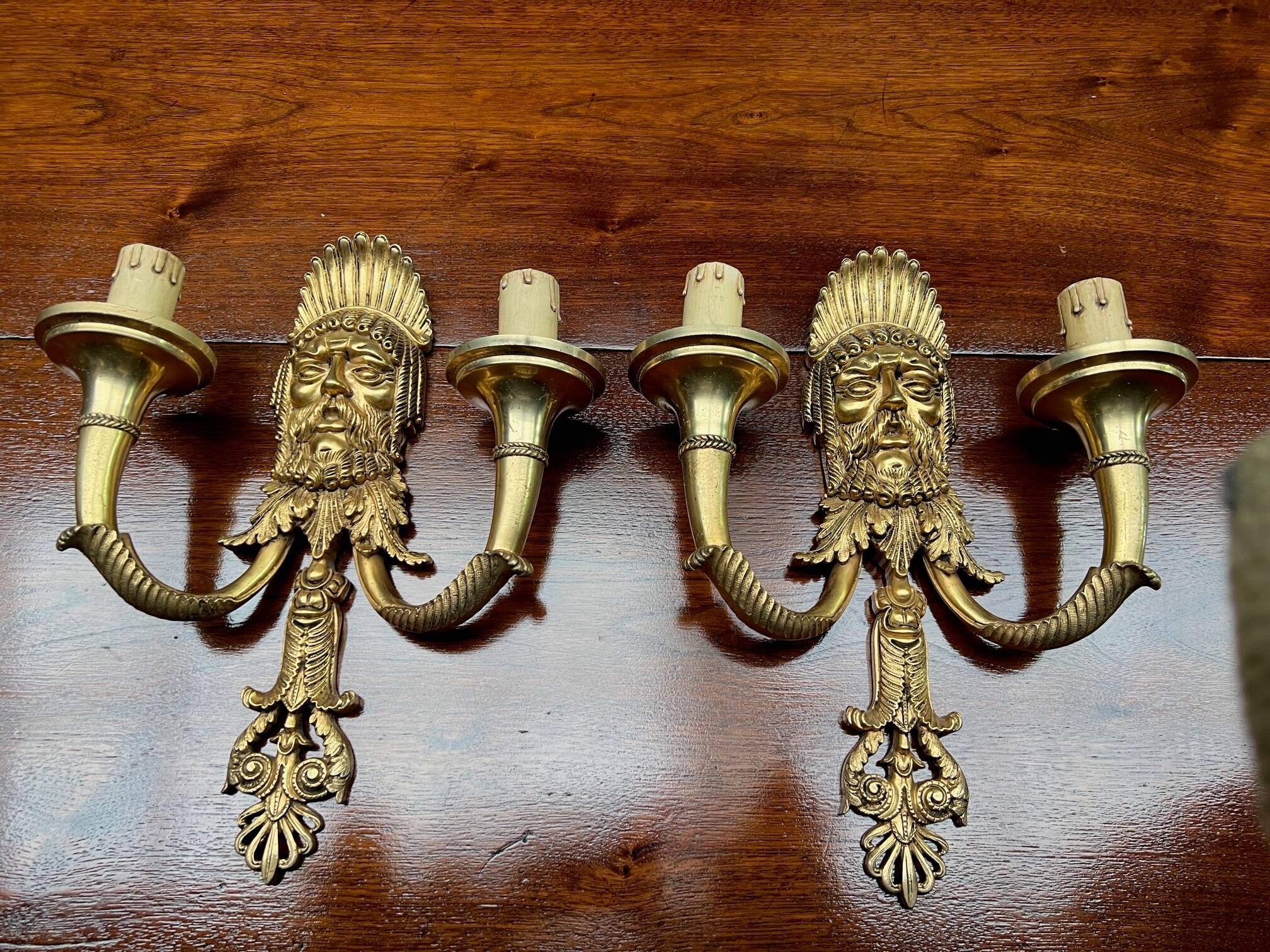 Paire d'appliques en bronze massif doré.