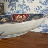 Assiette en porcelaine Imari signée à décor japonisant lacustre et biche, XIXème s.