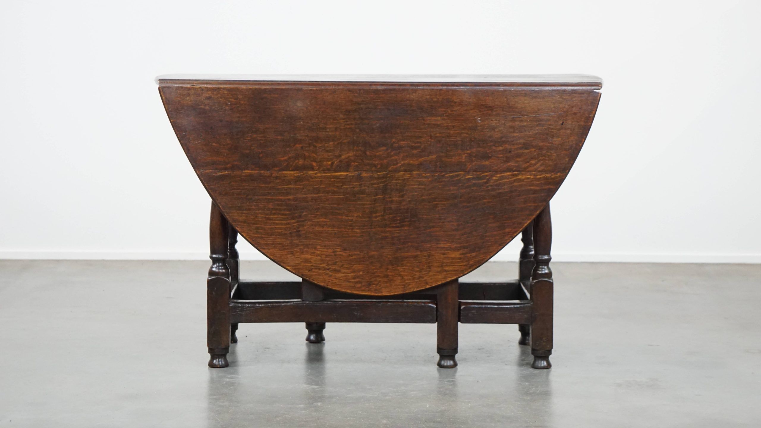 Very beautiful antique English oak gateleg table with an excellent patina