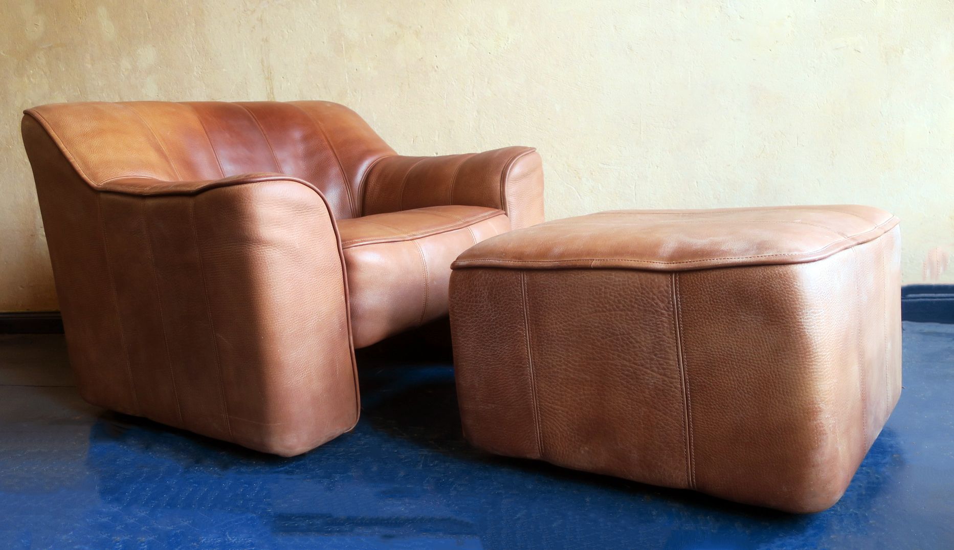 De Sede model DS44 patinated buffalo leather lounge chair and ottoman, 1970s