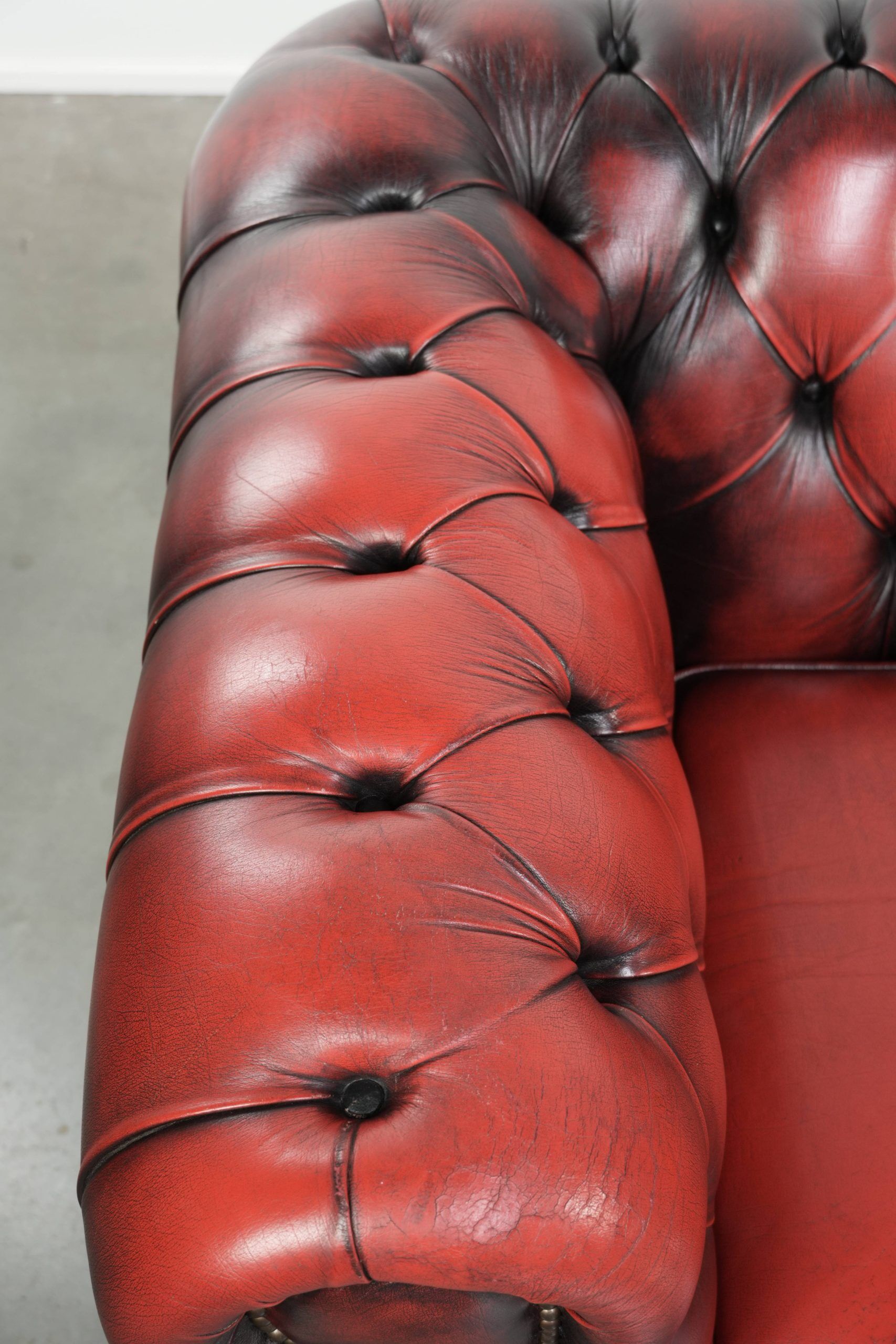 English chesterfield 2.5/3 seater sofa made of cowhide leather in red