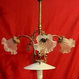 Ancien Lustre Bronze / laiton 3 tulipes en verre opaque , transparent , vintage