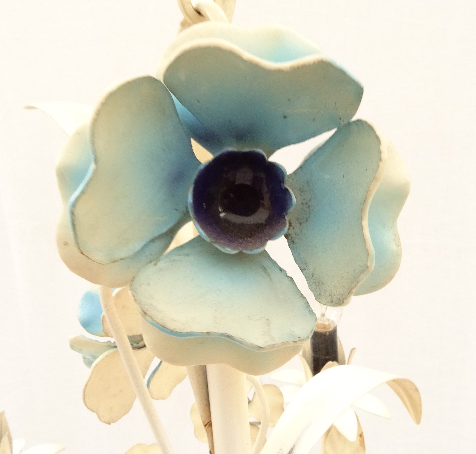 Vintage chandelier bouquet of blue flowers 5 candles in painted sheet metal.