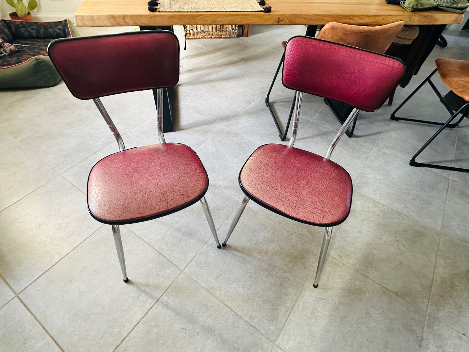 Pair of raspberry-colored chairs from the 60s/70s with metal legs