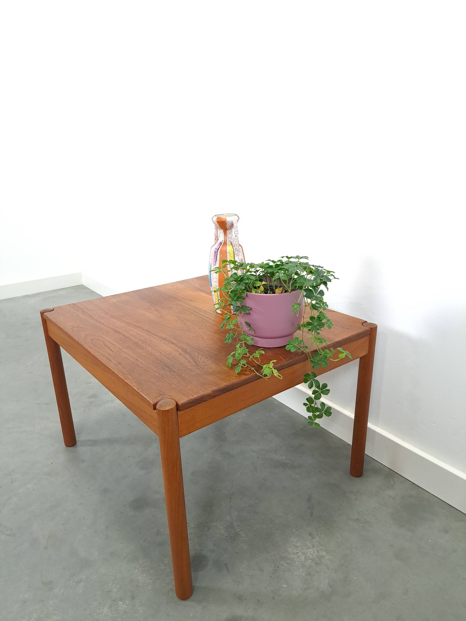 Vierkante Deense teak salontafel Magnus Olesen met ronde poten, nr.2
