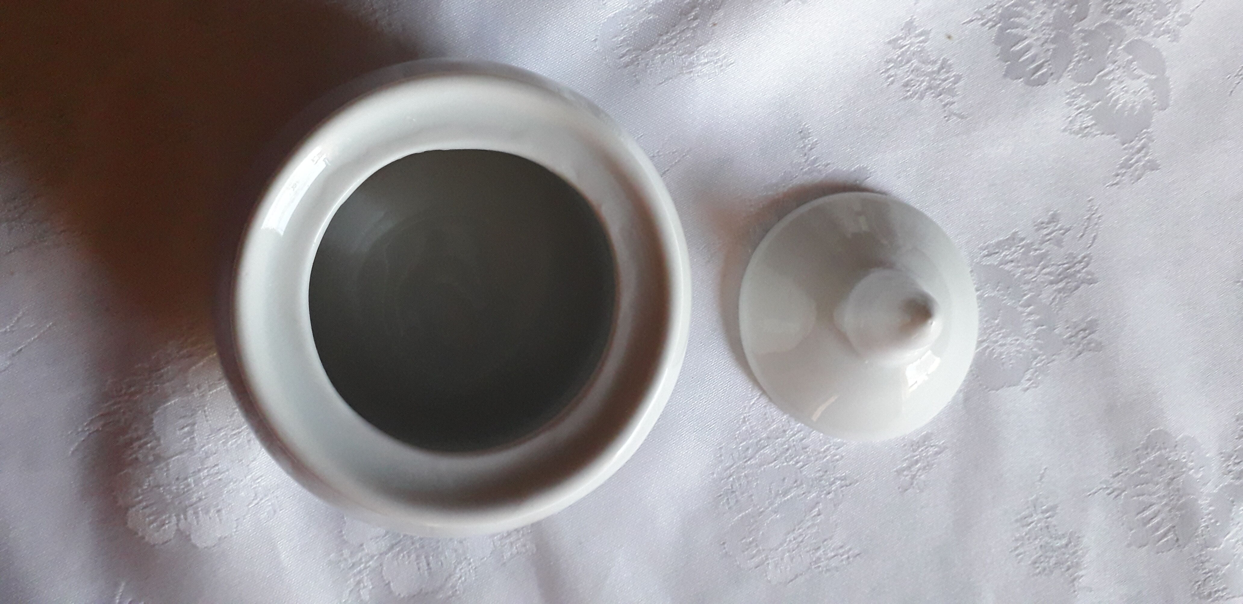 Set of 4 small covered pots in white porcelain