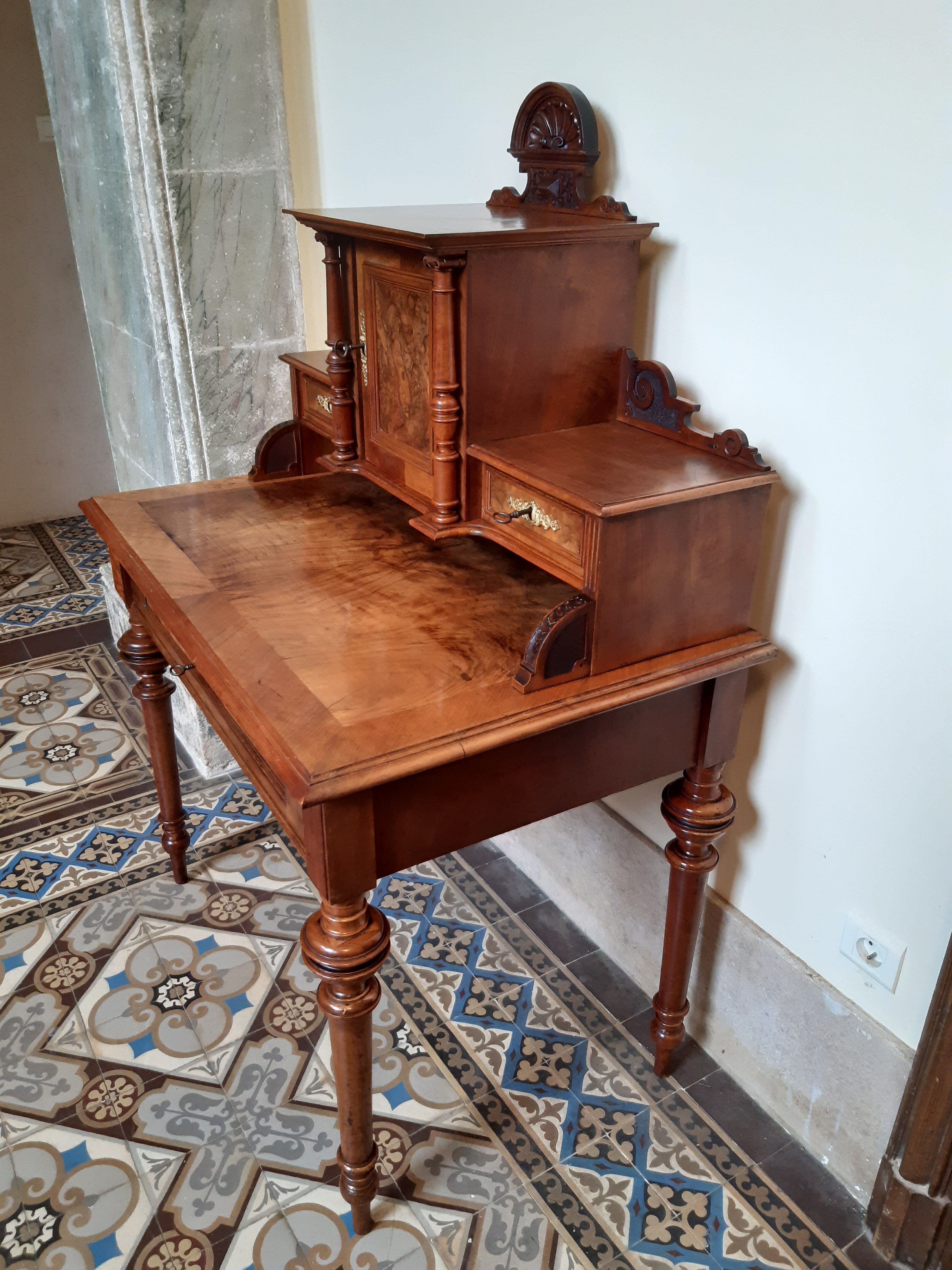Old-standing desk in solid walnut and walnut veneer, period Alsace