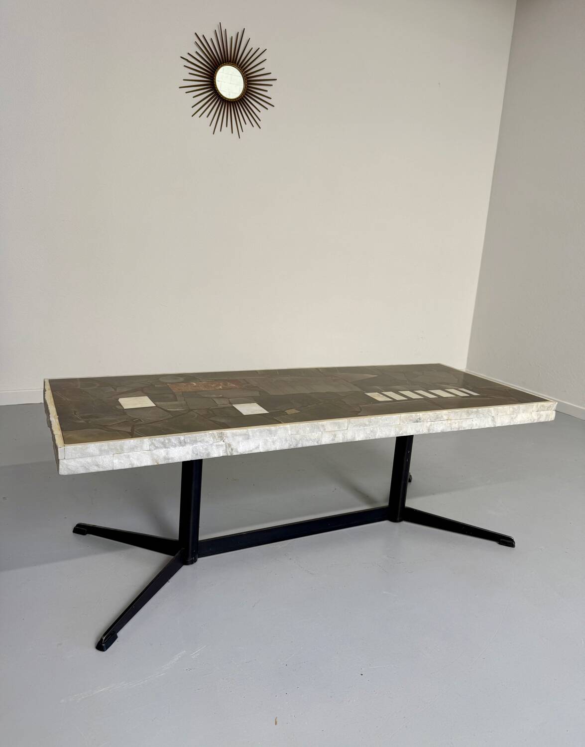 Ancienne table basse en pierre mosaïque design années 70 pied métal vintage