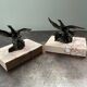 Paire de serre- livres en marbre et oiseaux en bronze