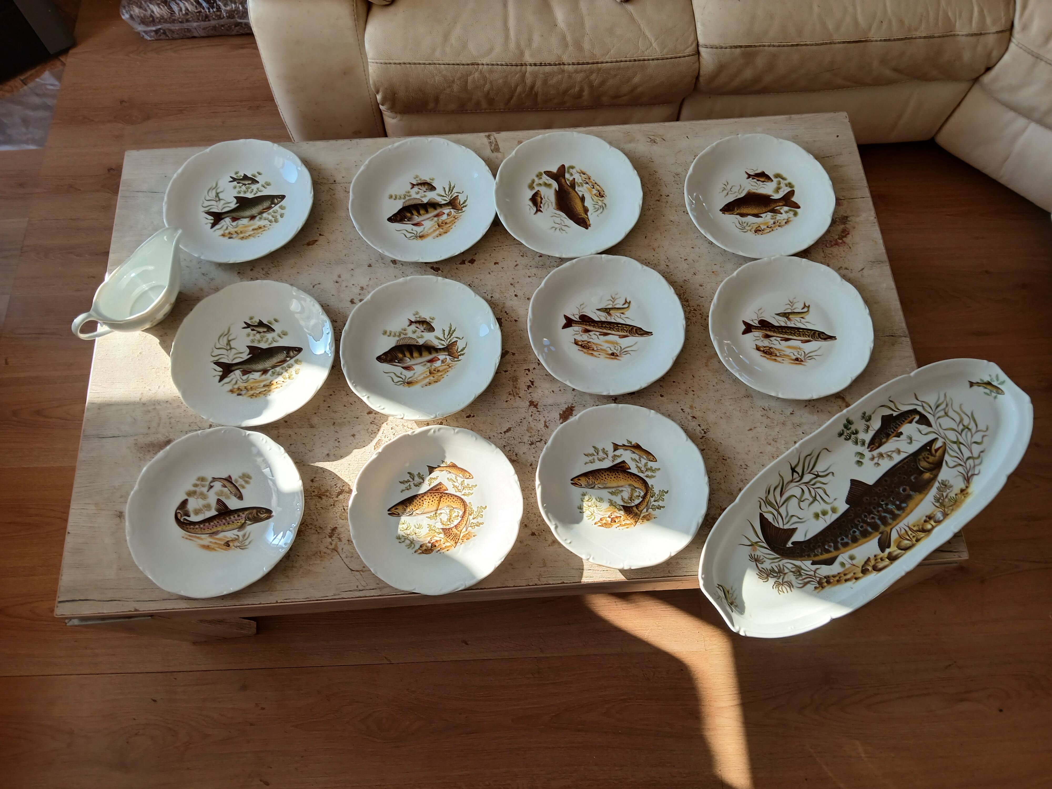 11 dinner plates, one large oval dish, and one gravy boat.