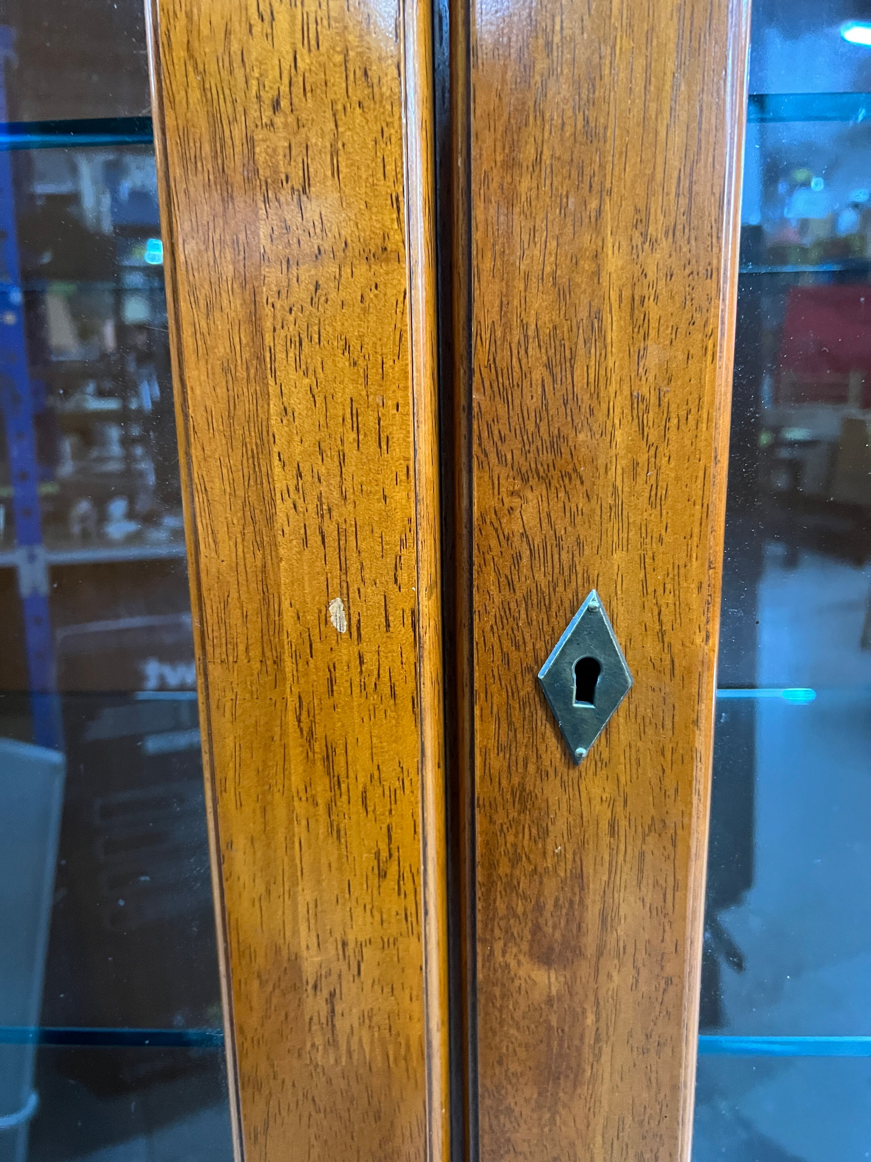 Vitrine en merisier 2 portes / 2 tiroirs