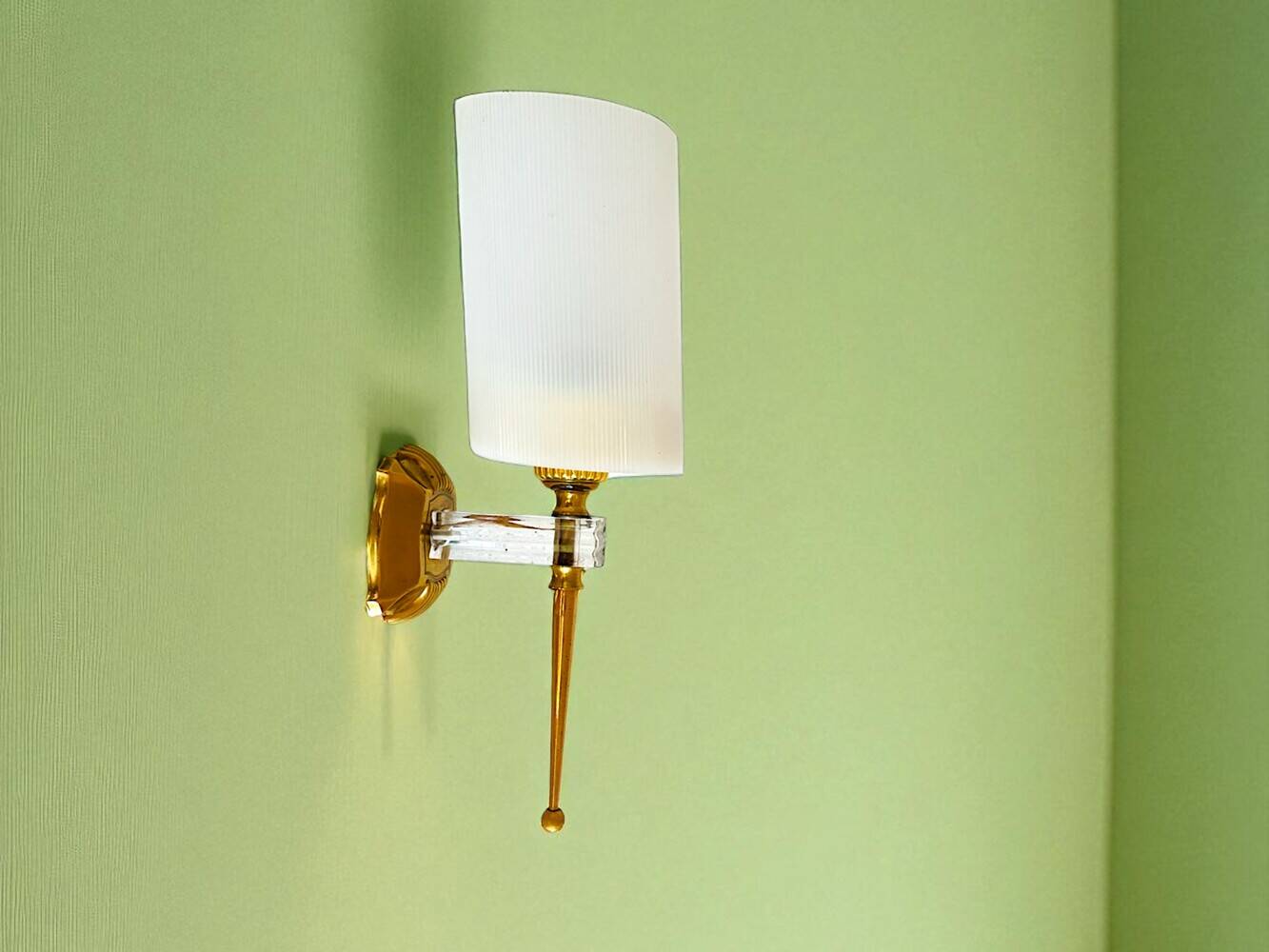 Paire d'appliques en laiton et acrylique, France 1960