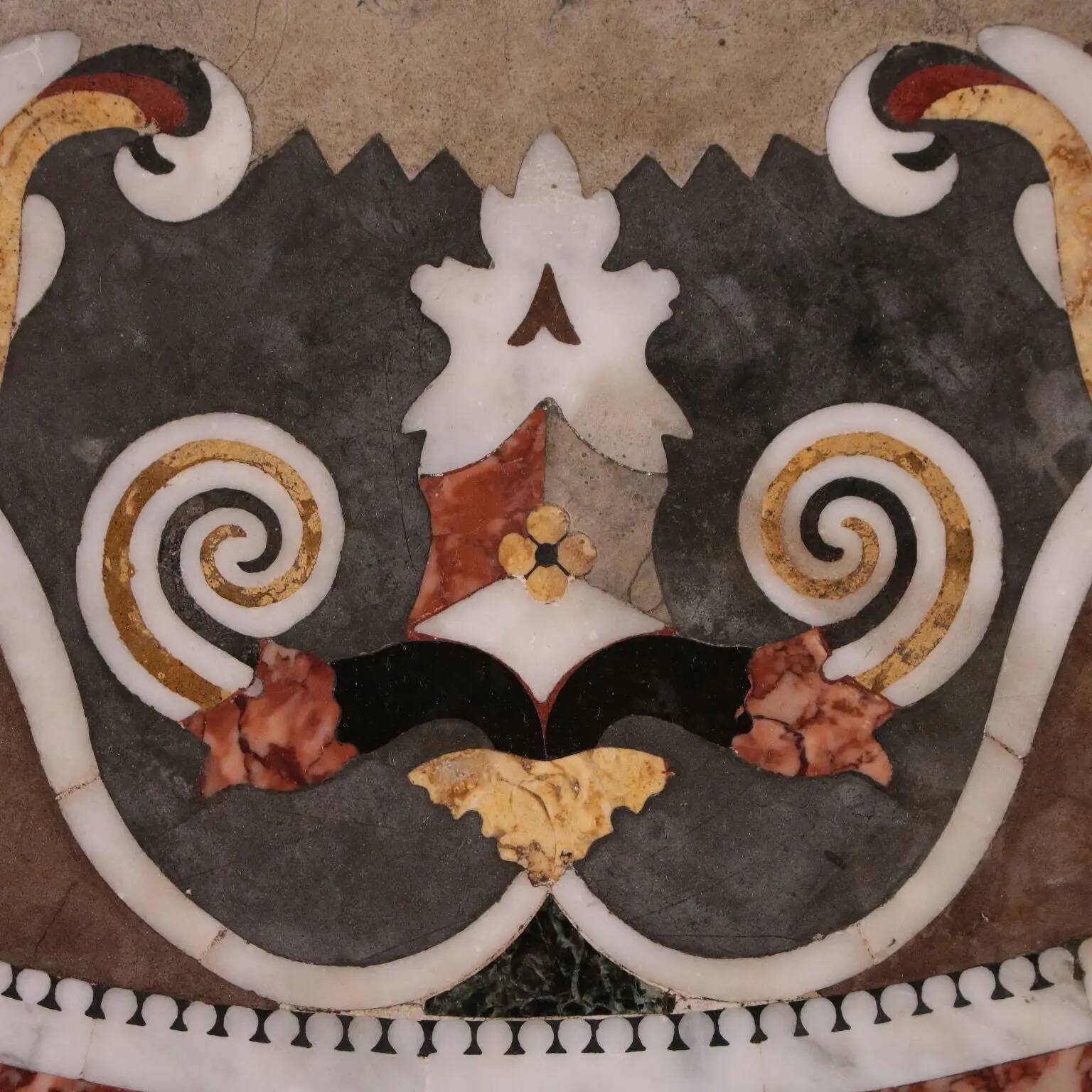 Napolitan marquetry round table, gilded, Italy, 19th century