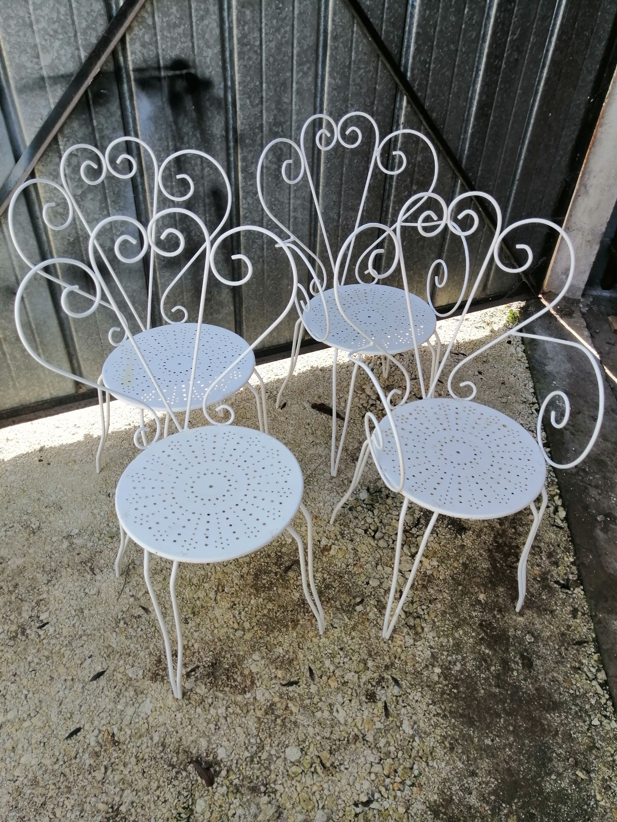 Garden furniture in white metal