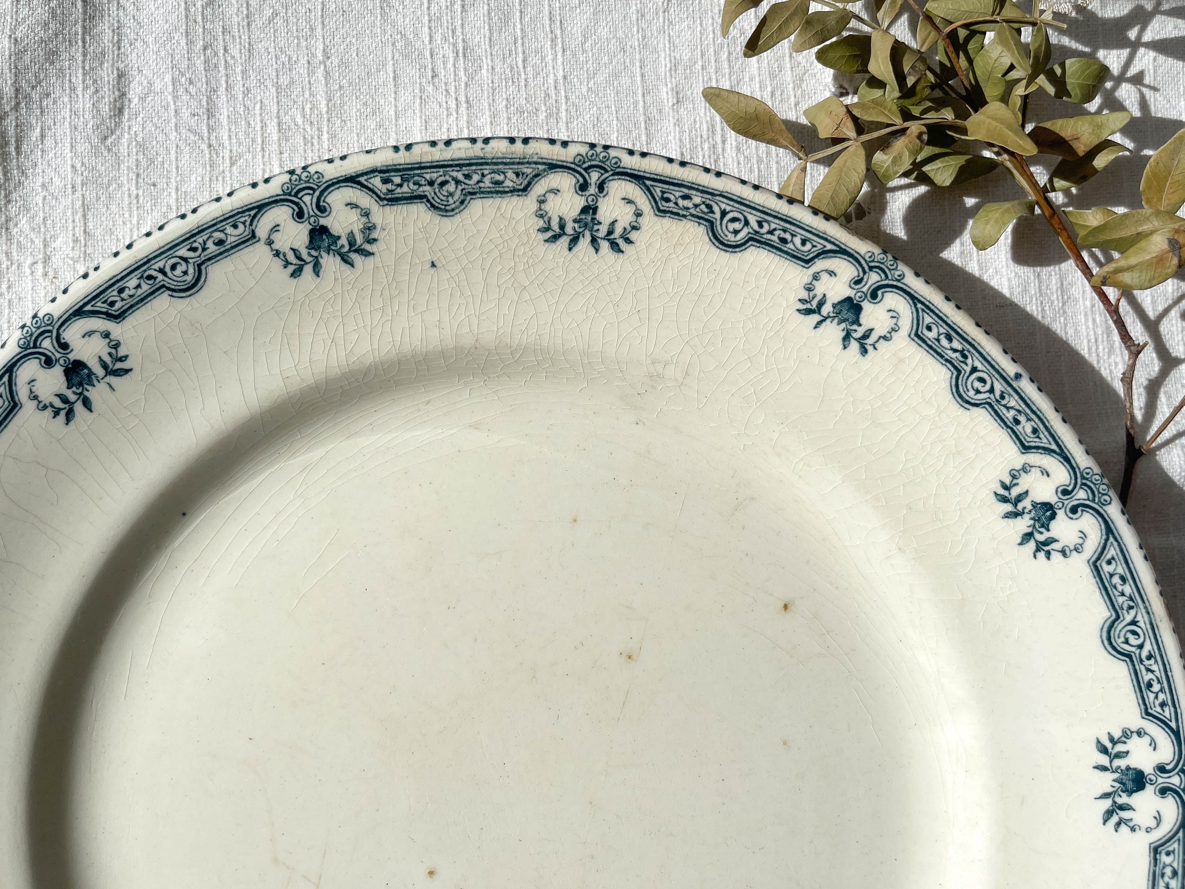 Round plate terre de fer salins model parmentier made in france